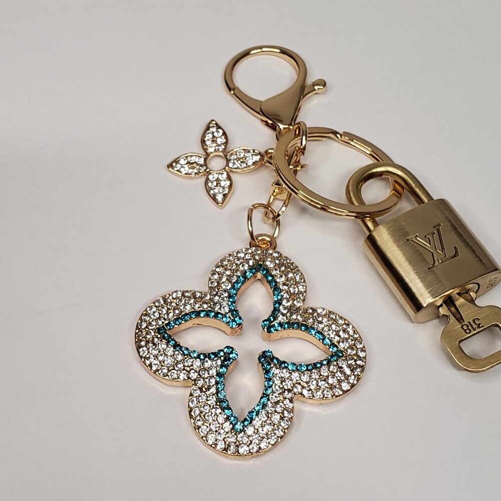 Louis Vuitton Authentic Gold Padlock 🔑 Key + Stylish Bag Unbranded Flower Charm - Picture 6 of 8
